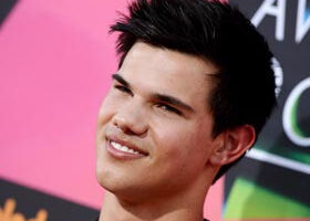 Taylor Lautner à croquer !