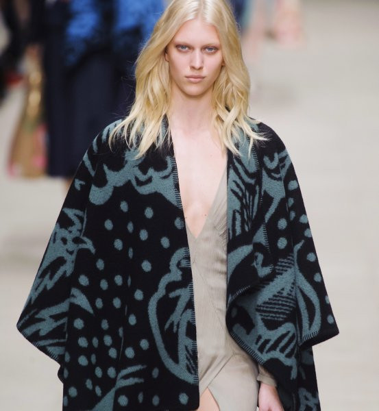 Tendance mode : le plaid est-il le nouveau manteau ?