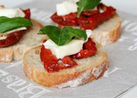 Toasts de tomates séchées-mozza