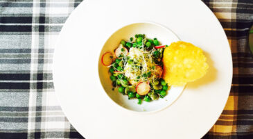 Toute fraiche et toute simple, la salade de petits pois et tuile de parmesan