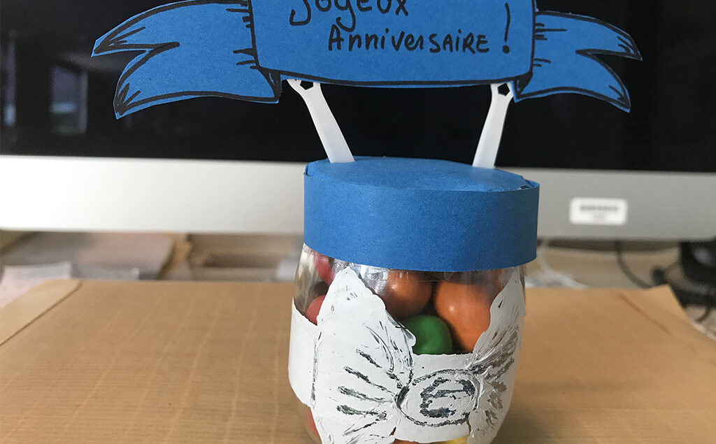Transformer-un-pot-de-yaourt-en-surprise-d-anniversaire