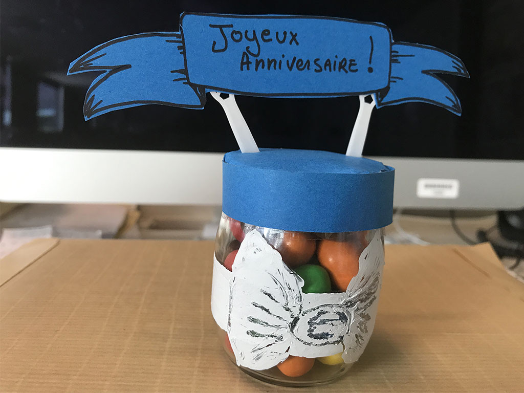 Transformer un pot de yaourt en surprise d&rsquo;anniversaire