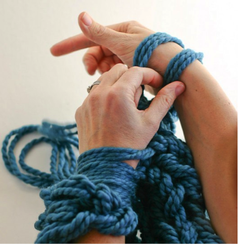 Tricoter avec ses mains, un jeu d’enfant