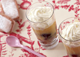Trifles aux cerises et biscuits roses