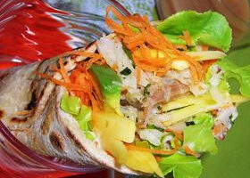 Trotillas wrap de manioc au cabillaud mariné, mangue verte et avocat