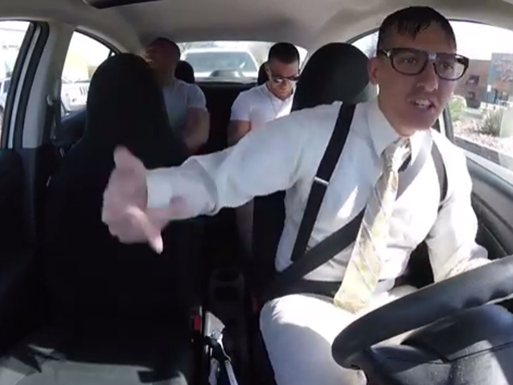 Un chauffeur surprend ses passagers en se lançant dans un morceau de RAP