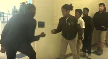 Un prof salue ses élèves tous les matins par une poignée de main personnalisée