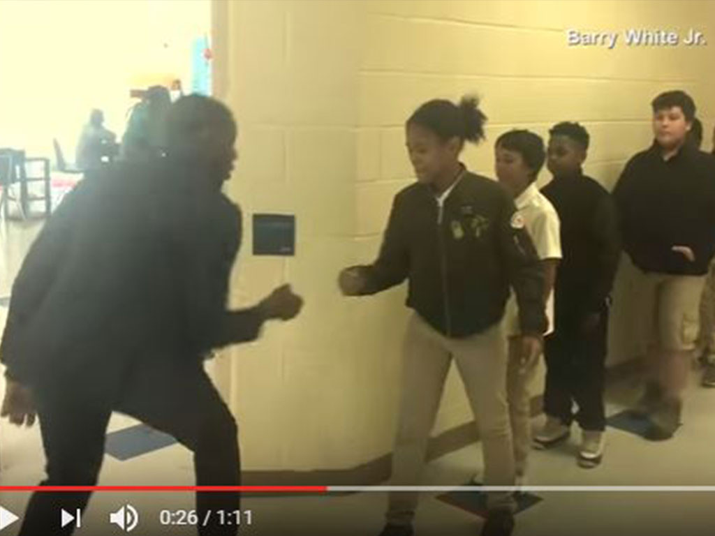 Un prof salue ses élèves tous les matins par une poignée de main personnalisée