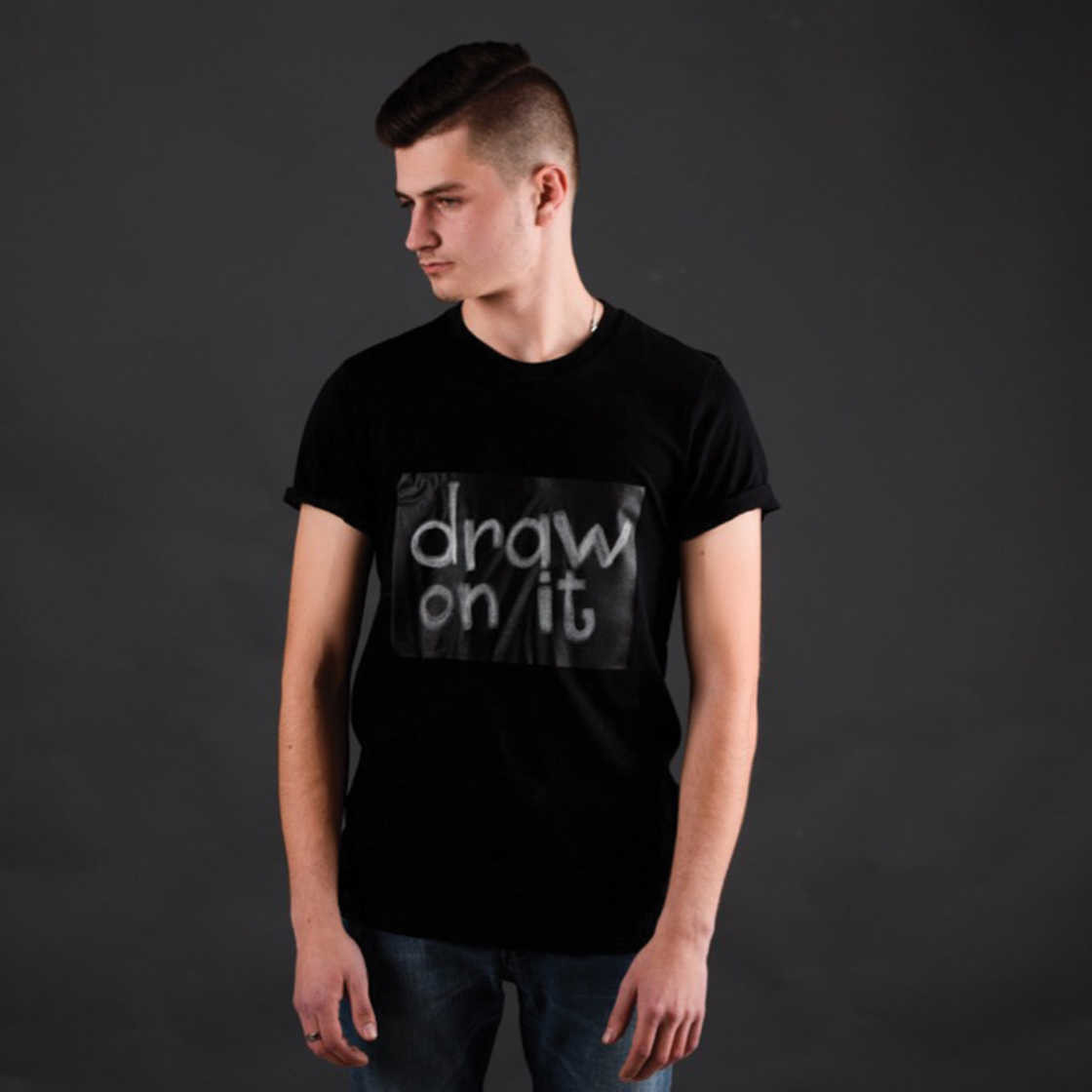 Un tee-shirt tableau noir pour écrire à volonté !