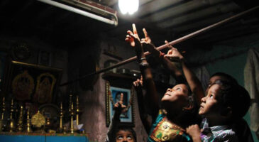 Une bouteille en plastique pour les éclairer tous