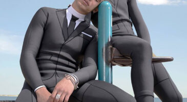 Une combinaison de surf en costume cravate
