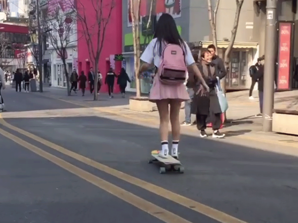 Une longboard et un peu de talent !