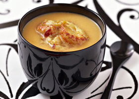 Velouté de potiron au lait de coco, langoustines rôties