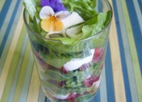 Verrine de laitue et fraises à la crème de noix de cajou