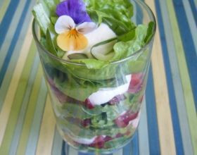 Verrine de laitue et fraises à la crème de noix de cajou