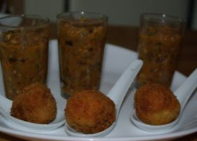 Verrines d&rsquo;aubergines accompagnées de boulettes de thon