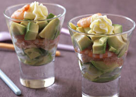 Verrines de pamplemousse, avocat et crevettes
