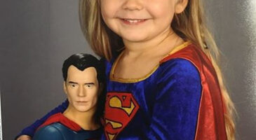 Voilà la tenue que cette petite fille a choisi pour sa photo de classe