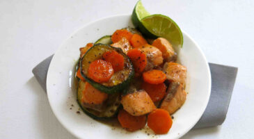 WOK DE SAUMON, GINGEMBRE, MIEL, CAROTTES & COURGETTES