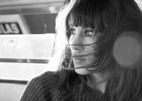 Alexa Chung pose dans le métro pour Maje !