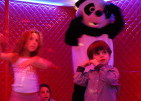 Les petits aussi ont leur boîte de nuit !