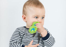 Bébé fait ses dents : mes astuces anti-douleur