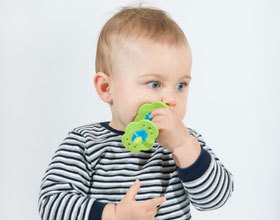 Bébé fait ses dents : mes astuces anti-douleur