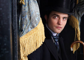 Bel Ami, Robert Pattinson en haut-de-forme et en roue libre