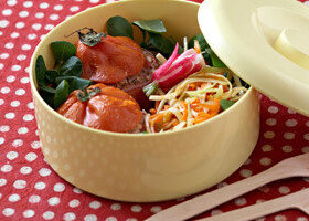 Bento tomates farcies et salade croquante