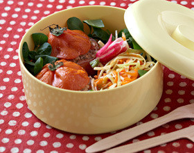 Bento tomates farcies et salade croquante