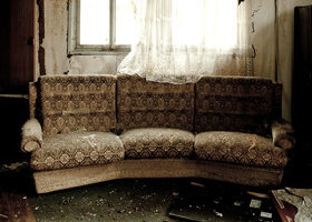 J.F fauchée cherche nouveau canapé…