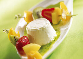 La faisselle et ses brochettes de fruits