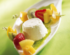 La faisselle et ses brochettes de fruits