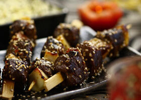 Brochettes de canard et de poires épicées