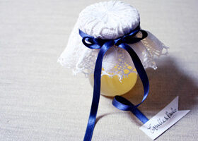DIY cadeau aux invités : le pot de miel façon dentelle