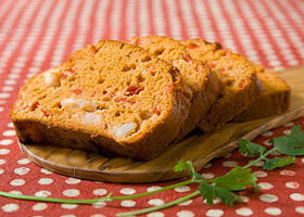 Cake tout rouge aux crevettes poivrons et tomates