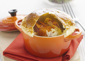 Cassolette de homard et poireaux au Comté présentée en croûte