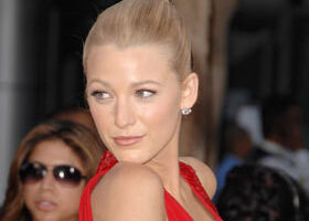 Le chignon plaqué-banane à la Blake Lively