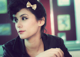 Tuto coiffure : le chignon rockabilly