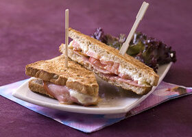 Club sandwich au fromage de chèvre et au bacon