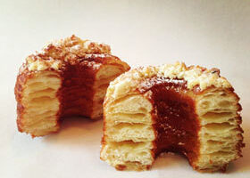 Mi-croissant, mi-donuts, découvrez le Cronut !