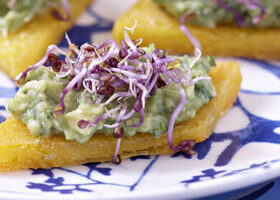 Crostini de polenta au Comté et graines germées