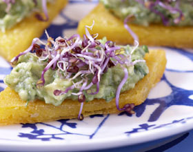 Crostini de polenta au Comté et graines germées