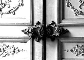 Claquez la (jolie) porte !