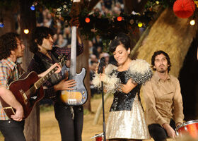 Lily Allen dans la ferme Chanel : époustouflant !