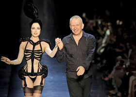 Dita Von Teese fait son show au défilé Jean-Paul Gaultier