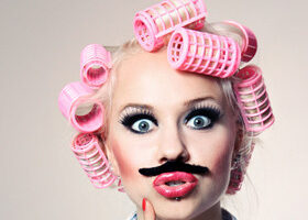 Halte à la moustache !