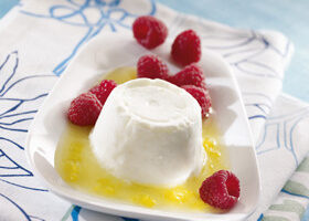 La faisselle aux framboises et son jus d&rsquo;orange