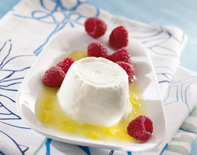 La faisselle aux framboises et son jus d&rsquo;orange