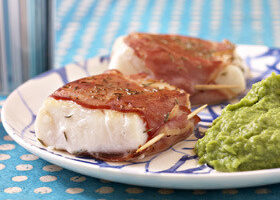Filet de cabillaud rôti au bacon et au thym, purée de petits pois